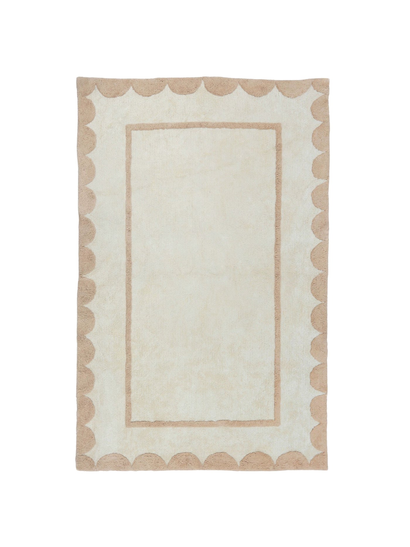 Natural rug with dusty coral scallop details