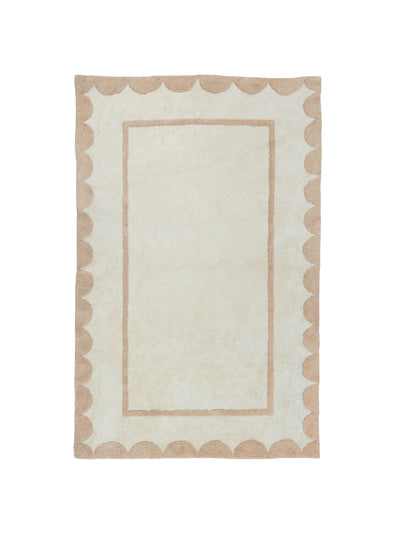 Natural rug with dusty coral scallop details